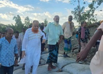 নদীভাঙন রোধে জিও ব্যাগ ডাম্পিং কাজের অগ্রগতি পরিদর্শনে এমপি লাভলু।