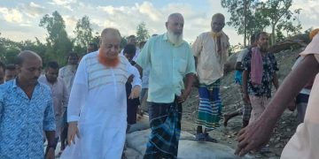 নদীভাঙন রোধে জিও ব্যাগ ডাম্পিং কাজের অগ্রগতি পরিদর্শনে এমপি লাভলু।