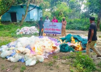 বেড়ায় ১৭ লাখ টাকার নিষিদ্ধ কারেন্ট ও চায়না দুয়ারী জাল উদ্ধার, পুড়িয়ে ধ্বংস।