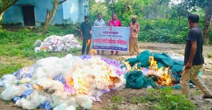 বেড়ায় ১৭ লাখ টাকার নিষিদ্ধ কারেন্ট ও চায়না দুয়ারী জাল উদ্ধার, পুড়িয়ে ধ্বংস।
