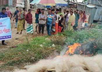 বেড়ায় যমুনা ও হুরাসাগর নদীতে মৎস্য অভিযান: বিপুল পরিমাণ কারেন্ট ও চায়না দুয়ারী জাল জব্দ, পুড়িয়ে ধ্বংস।