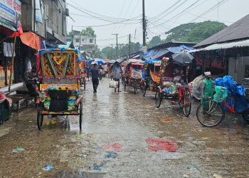 টানা বৃষ্টিতে টাঙ্গাইলে বিপর্যস্ত জনজীবন।