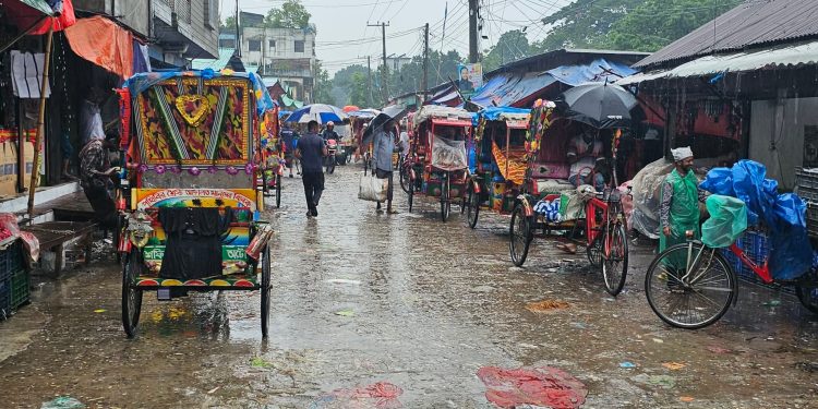 টানা বৃষ্টিতে টাঙ্গাইলে বিপর্যস্ত জনজীবন।
