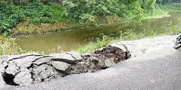 ৩ মাসেই ভেঙে পড়ছে ১০ কোটির রাস্তা, ক্ষোভে ফুঁসছেন বেড়াবাসী।