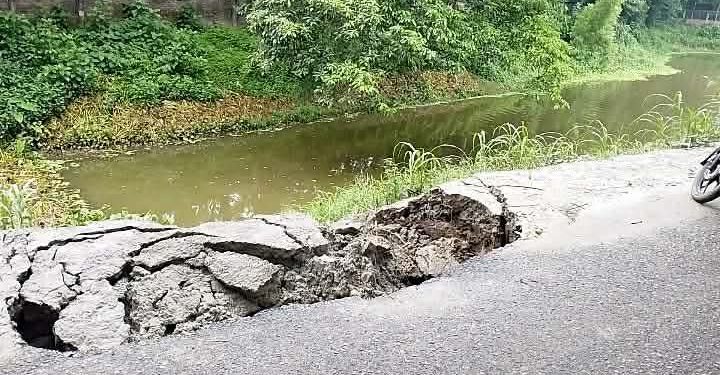 ৩ মাসেই ভেঙে পড়ছে ১০ কোটির রাস্তা, ক্ষোভে ফুঁসছেন বেড়াবাসী।