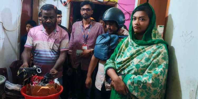 বেড়ায় গভীর রাতে ভ্রাম্যমাণ আদালতের অভিযান: শীর্ষ মাদক ব্যবসায়ীসহ গ্রেফতার ৩, লাখ টাকা জরিমানা।