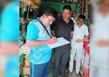 মাদারগঞ্জের আমলীতলায় আলু-পেঁয়াজ-রসুনের দোকানে পেট্রোল বিক্রি, অতিরিক্ত দাম রাখায় জরিমানা।