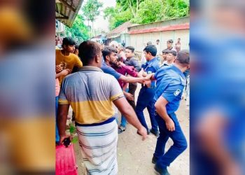 পাবনায় ওয়ারেন্টভুক্ত যুবলীগ নেতাকে ছিনতাই, ভিডিও ছড়িয়ে সোশ্যাল মিডিয়ায় তোলপাড়।