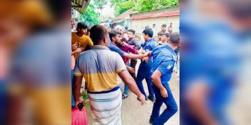 পাবনায় ওয়ারেন্টভুক্ত যুবলীগ নেতাকে ছিনতাই, ভিডিও ছড়িয়ে সোশ্যাল মিডিয়ায় তোলপাড়।