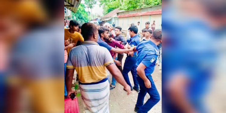 পাবনায় ওয়ারেন্টভুক্ত যুবলীগ নেতাকে ছিনতাই, ভিডিও ছড়িয়ে সোশ্যাল মিডিয়ায় তোলপাড়।