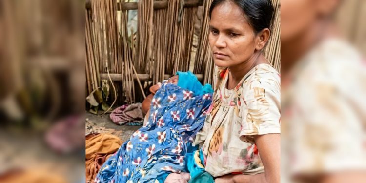 বেড়ায় মানসিক ভারসাম্যহীন নারীর সন্তান প্রসব: এলাকা জুড়ে চাঞ্চল্য।