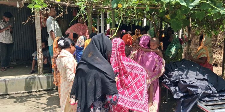 মাদারগঞ্জে বিদ্যুৎপৃষ্টে কৃষকের মৃত্যু’ পরিবারের শোকের মাতম।