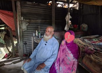 মাদারগঞ্জে ভাঙ্গা ঘরেই মানবেতর জীবনযাপন’ মানবিক আবেদন দম্পতির।