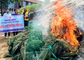 পাবনার বেড়ায় যমুনা ও হুরাসাগরে অভিযান: দেড় লাখ টাকার নিষিদ্ধ জাল জব্দ।
