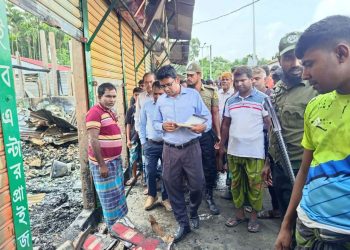 রৌমারী উপজেলার বাইটকামারী বাজারে অগ্নিকাণ্ডে ৭টি দোকান পুড়ে ক্ষতিগ্রস্থ ১ কোটি ১০ লক্ষ টাকা।