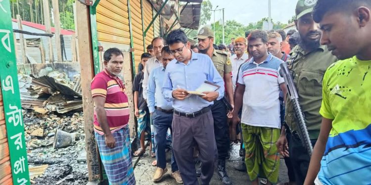রৌমারী উপজেলার বাইটকামারী বাজারে অগ্নিকাণ্ডে ৭টি দোকান পুড়ে ক্ষতিগ্রস্থ ১ কোটি ১০ লক্ষ টাকা।