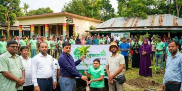 বেড়ায় সুপ্তশিখা প্রতিবন্ধী স্কুলের ২২১ জন শিক্ষার্থীর মাঝে শিক্ষার্থীর মাঝে আস-সুন্নাহ ফাউন্ডেশনের বৃক্ষচারা বিতরণ।
