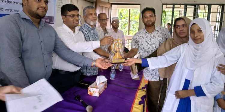 বগুড়ার শেরপুরে দুর্নীতি বিরোধী বিতর্ক  প্রতিযোগিতা ও পুরস্কার বিতরণ চ্যাম্পিয়ন ধনকুন্ডি শাহনাজ সিরাজ।