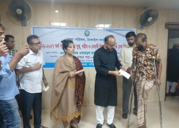 টাঙ্গাইলে দুস্থ পরিবার, রোগী ও শিক্ষার্থীদের মাঝে ২৩ লাখ টাকার চেক বিতরণ।