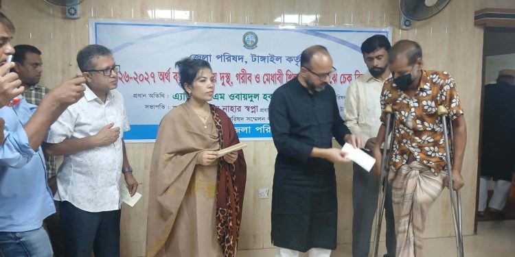 টাঙ্গাইলে দুস্থ পরিবার, রোগী ও শিক্ষার্থীদের মাঝে ২৩ লাখ টাকার চেক বিতরণ।