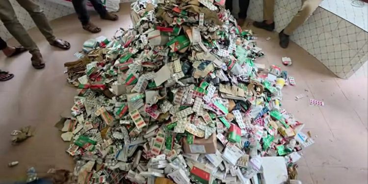 ভূঞাপুরে মেয়াদোত্তীর্ণ সরকারি ওষুধ যমুনায় ফেলতে গিয়ে আটক।