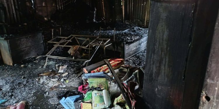 কৈটোলায় গ্যাস সিলিন্ডারে ভয়াবহ অগ্নিকাণ্ড: পুড়ে ছাই ২ ভাইয়ের বসতঘর, ক্ষতি ২০ লাখ টাকা।