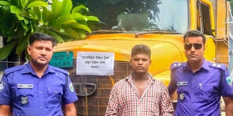 ২৪ ঘণ্টায় চুরি যাওয়া ট্রাক উদ্ধার, গ্রেফতার ১: বেড়া মডেল থানার প্রশংসনীয় সাফল্য।