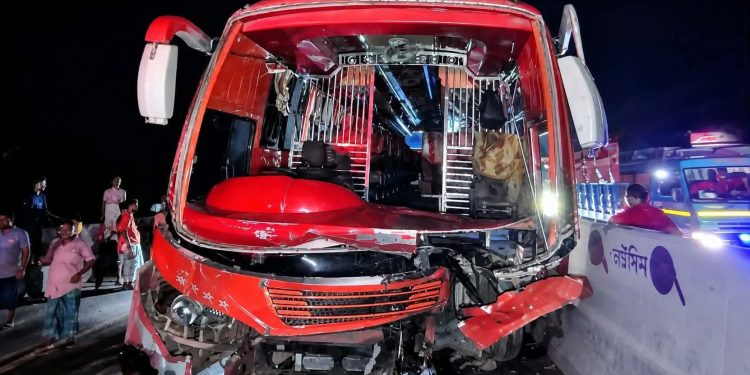 বগুড়া শেরপুরে দাঁড়িয়ে থাকা ট্রাকে বাসের ধাক্কা, নিহত ২