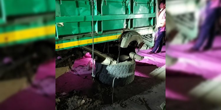 বগুড়ার শেরপুরে জ্যাক খুলে ট্রাকের নিচে চাপা পড়ে নিহত ৩