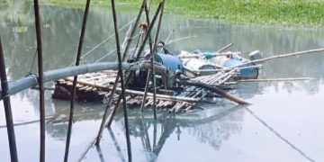 রৌমারীতে সমাজকলাণ সমিতির জমিতে ড্রেজার বসিয়ে বালু উত্তোলন করায় ঝুঁকিতে কোটি টাকার ভবন ও রাস্তা।