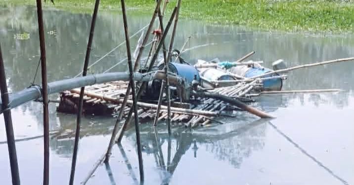রৌমারীতে সমাজকলাণ সমিতির জমিতে ড্রেজার বসিয়ে বালু উত্তোলন করায় ঝুঁকিতে কোটি টাকার ভবন ও রাস্তা।