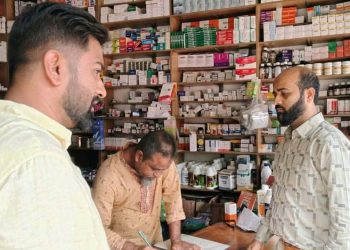জামালপুরের মাদারগঞ্জে মেয়াদোত্তীর্ণ ওষুধ রাখার দায়ে দুই ফার্মেসিকে ১৫ হাজার টাকা জরিমানা।