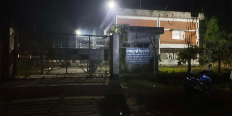 মাদারগঞ্জে বিদ্যুতের খুঁটিতে কাজ করতে গিয়ে বিদ্যুৎস্পৃষ্ট, ইলেকট্রিশিয়ান গুরুতর আহত।