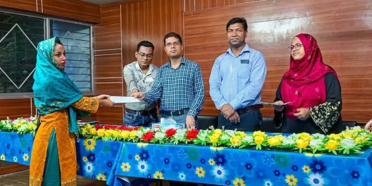 “টাঙ্গাইলে মেধাবী শিক্ষার্থীদের স্বপ্নপূরণে মেধাবৃত্তির চেক বিতরণ।