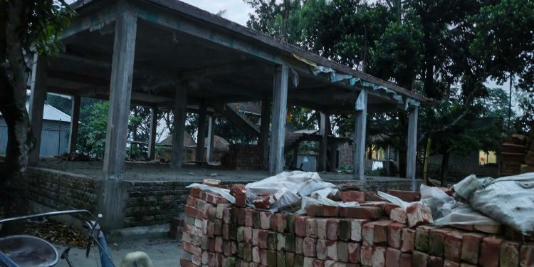 জামালপুরের মাদারগঞ্জে ক্রয়কৃত জমি দখল করে বাড়ী নির্মাণের অভিযোগ।