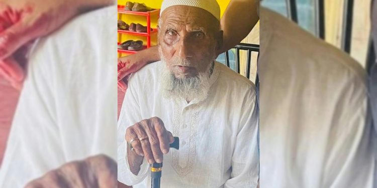 জীবনসায়াহ্নে শতবর্ষী সমসু মিয়া: বহু মানুষের শেষ ঠিকানার কারিগর।