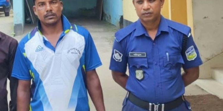জামালপুরের মাদারগঞ্জে বাবাকে মারধরের কারনে ছেলেকে আটক।