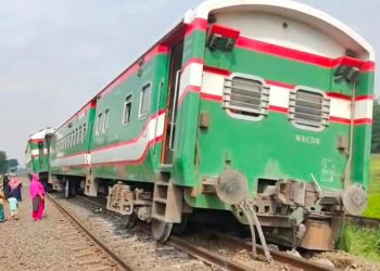 টাঙ্গাইলে ট্রেনের বগি লাইনচ্যুত, ঢাকার সঙ্গে উত্তরবঙ্গের রেল যোগাযোগ বন্ধ।