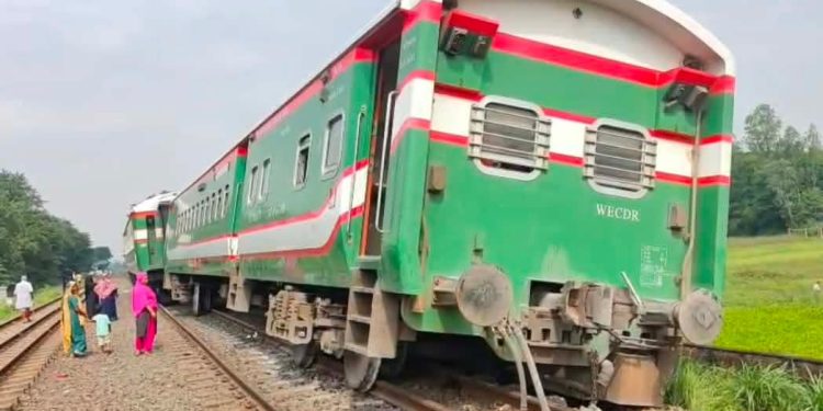 টাঙ্গাইলে ট্রেনের বগি লাইনচ্যুত, ঢাকার সঙ্গে উত্তরবঙ্গের রেল যোগাযোগ বন্ধ।