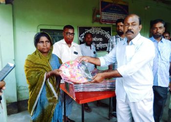 রৌমারীতে শারদীয় দুর্গাপূজা উপলক্ষে হিন্দু সম্প্রদায়ের মাঝে কাপড় বিতরণ। 