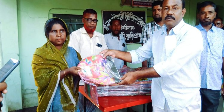 রৌমারীতে শারদীয় দুর্গাপূজা উপলক্ষে হিন্দু সম্প্রদায়ের মাঝে কাপড় বিতরণ। 