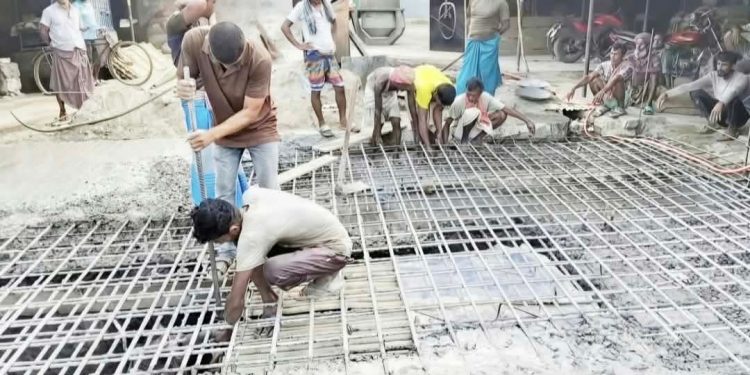 টাঙ্গাইলে বক্স কালভার্টে বাঁশ ব্যবহার করায় ইঞ্জিনিয়ার ও ঠিকাদারকে শোকজ : প্রতিমন্ত্রীর নির্দেশে তদন্ত কমিটি গঠন।
