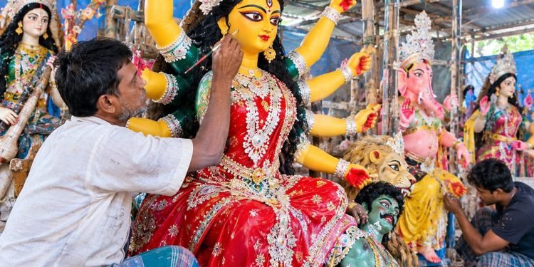 মাদারগঞ্জে শারদীয় দুর্গাপূজা ঘিরে ব্যস্ত প্রতিমাশিল্পীরা, চলছে মৃৎশিল্পের কাজ।