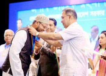 শ্রেষ্ঠগুণী শিক্ষকের সম্মাননা পুরস্কার পেলেন পাবনার ইসমাইল হুসাইন।