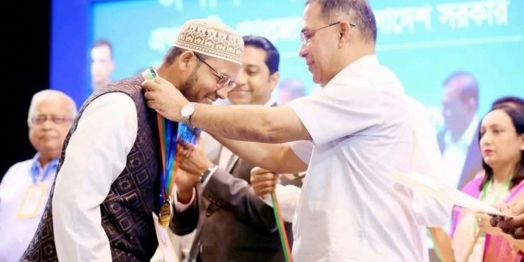 শ্রেষ্ঠগুণী শিক্ষকের সম্মাননা পুরস্কার পেলেন পাবনার ইসমাইল হুসাইন।